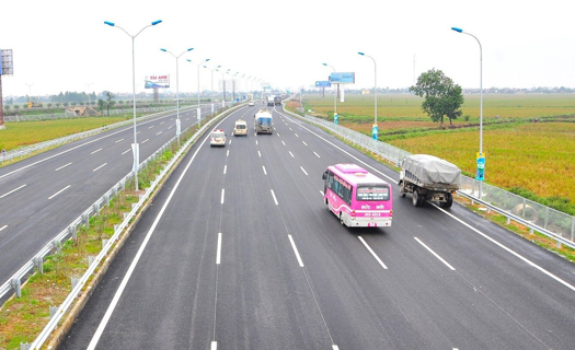 Tăng phí cao tốc: Cần nhưng tránh thời điểm 